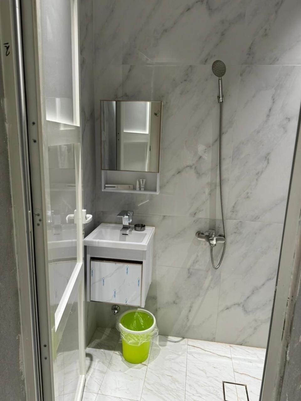 Appartement غرفة صغيرة بدورة مياه